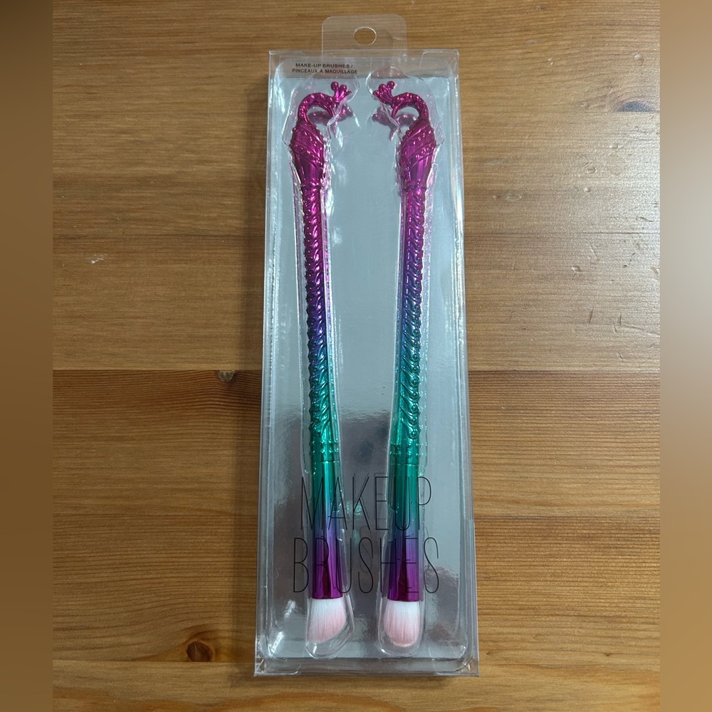 Make up brush set with peacock decoration
